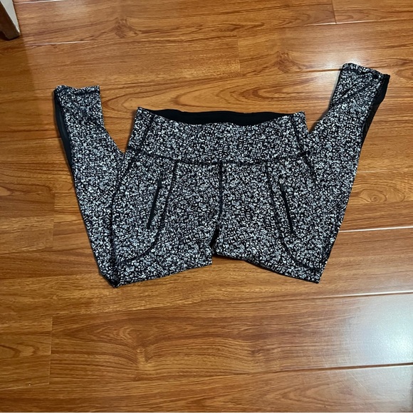 Lululemon Athletica Black and be White Patterned Leggings - Picture 11 of 12